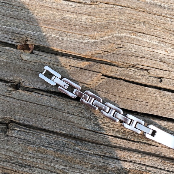 Silver Guess Watch✨ - Picture 3 of 4